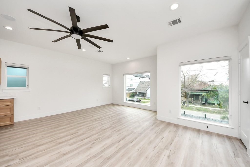 2711 Delano Street Property Photo 32