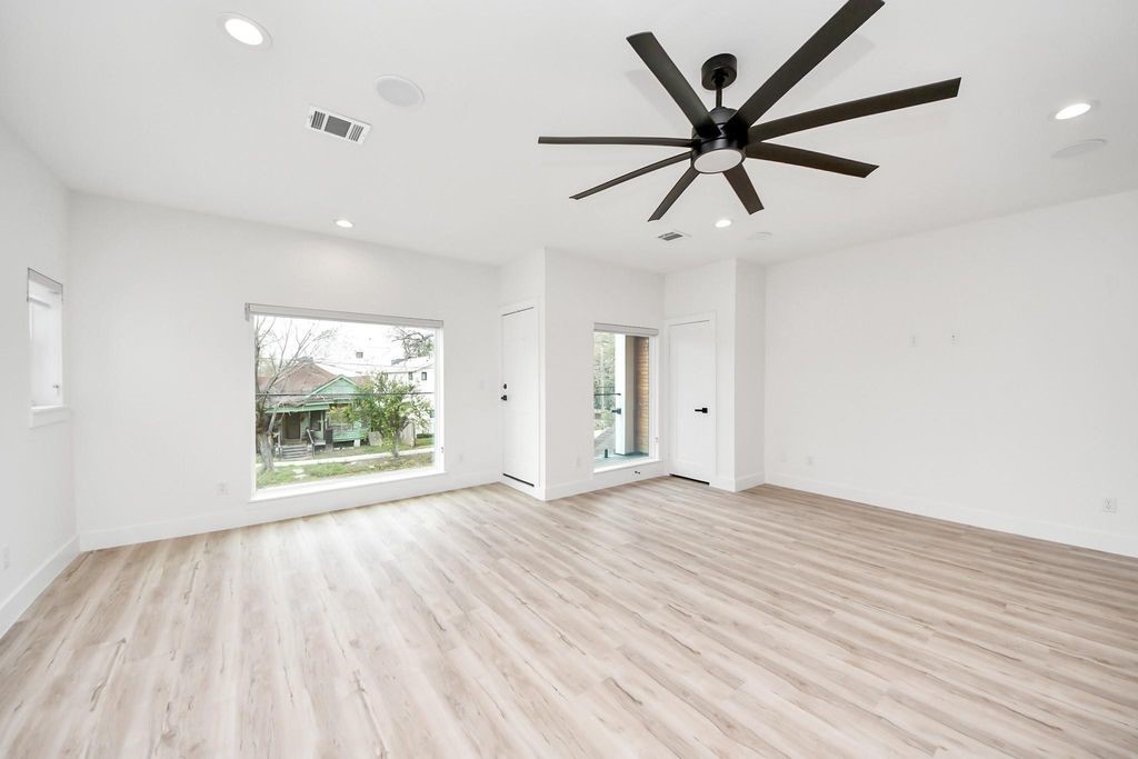2711 Delano Street Property Photo 33