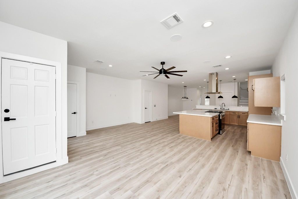 2711 Delano Street Property Photo 34