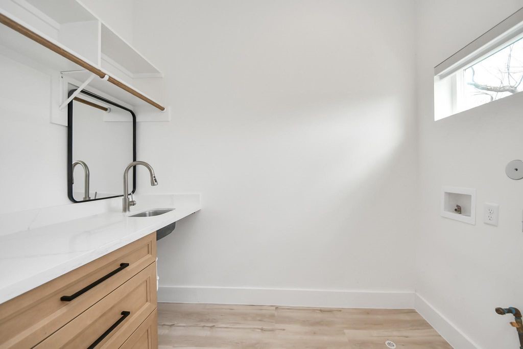 2711 Delano Street Property Photo 37