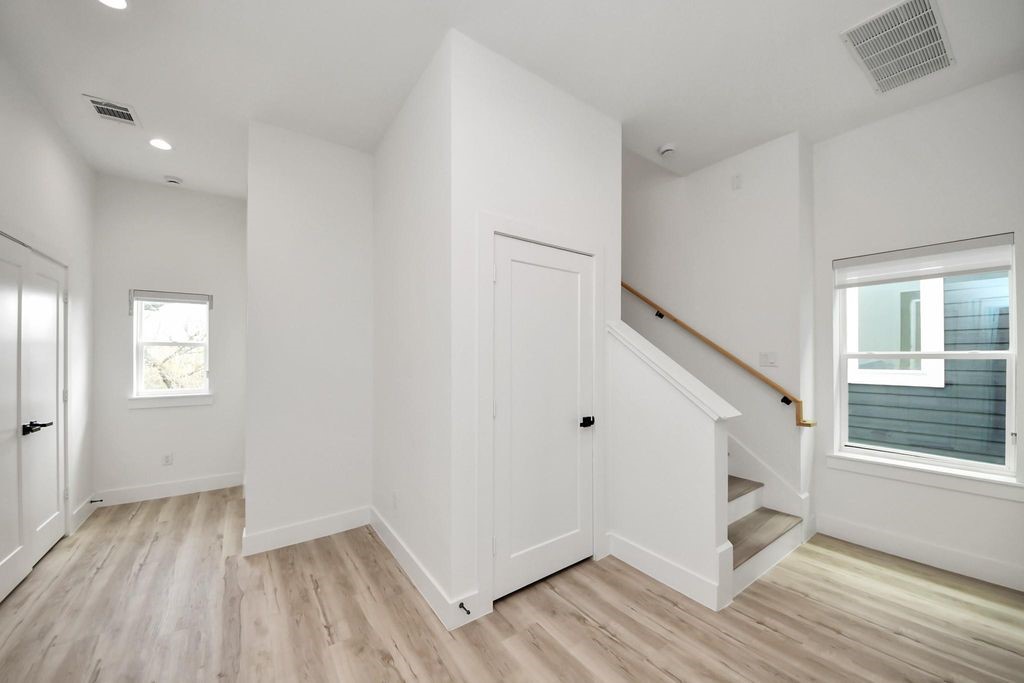 2711 Delano Street Property Photo 38