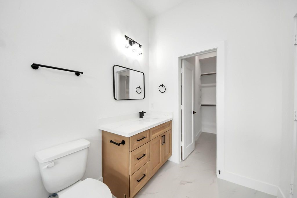 2711 Delano Street Property Photo 45