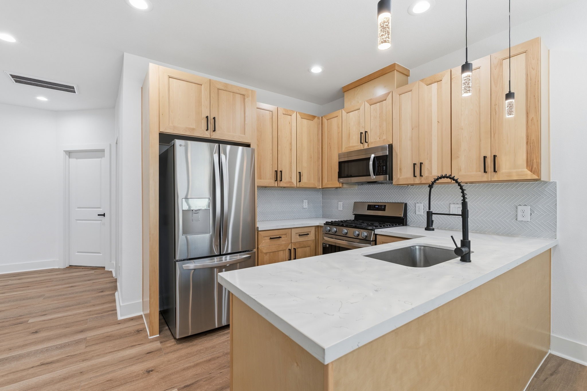 8805 Parkway Drive Property Photo 6