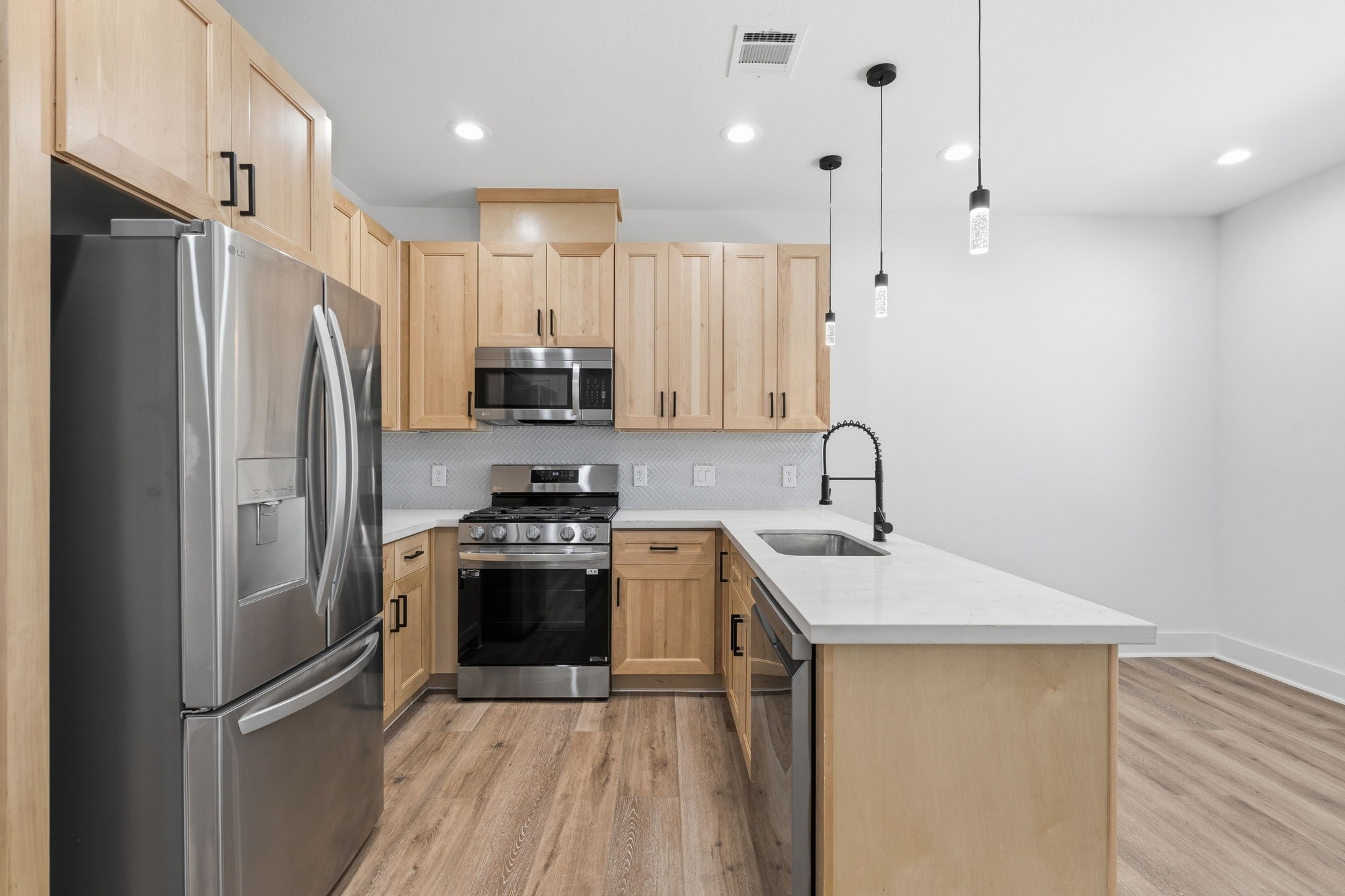 8805 Parkway Drive Property Photo 7