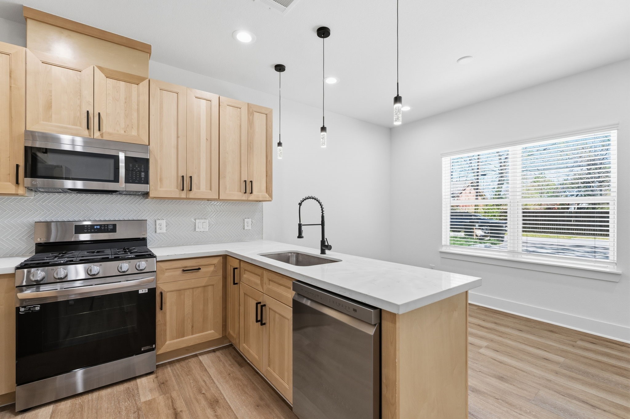 8805 Parkway Drive Property Photo 8