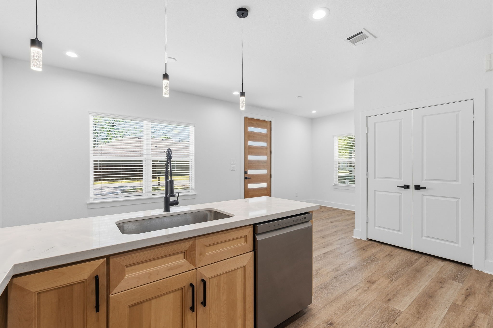 8805 Parkway Drive Property Photo 9