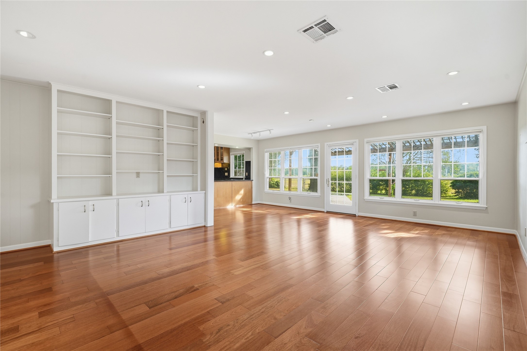 9811 Greenwillow Street Property Photo 26