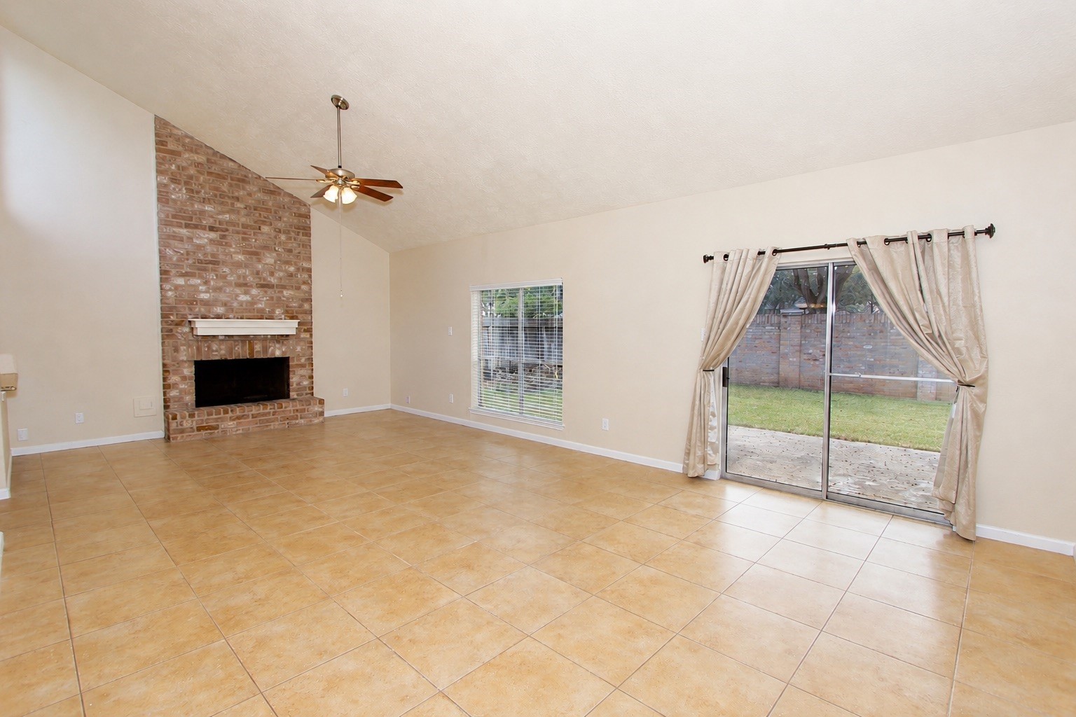 2731 Colony Drive Property Photo 3