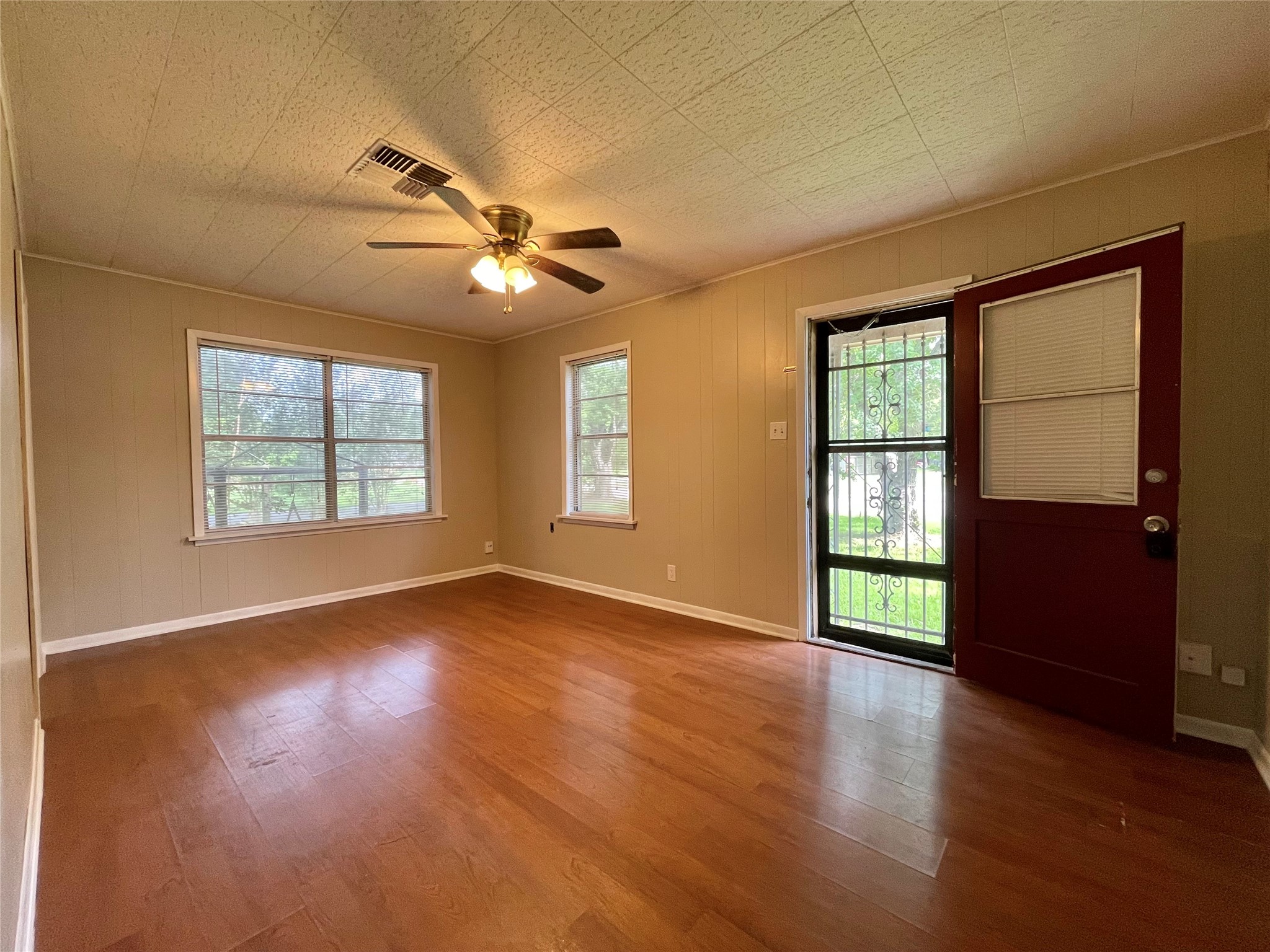 718 E Wilkins Street Property Photo 2