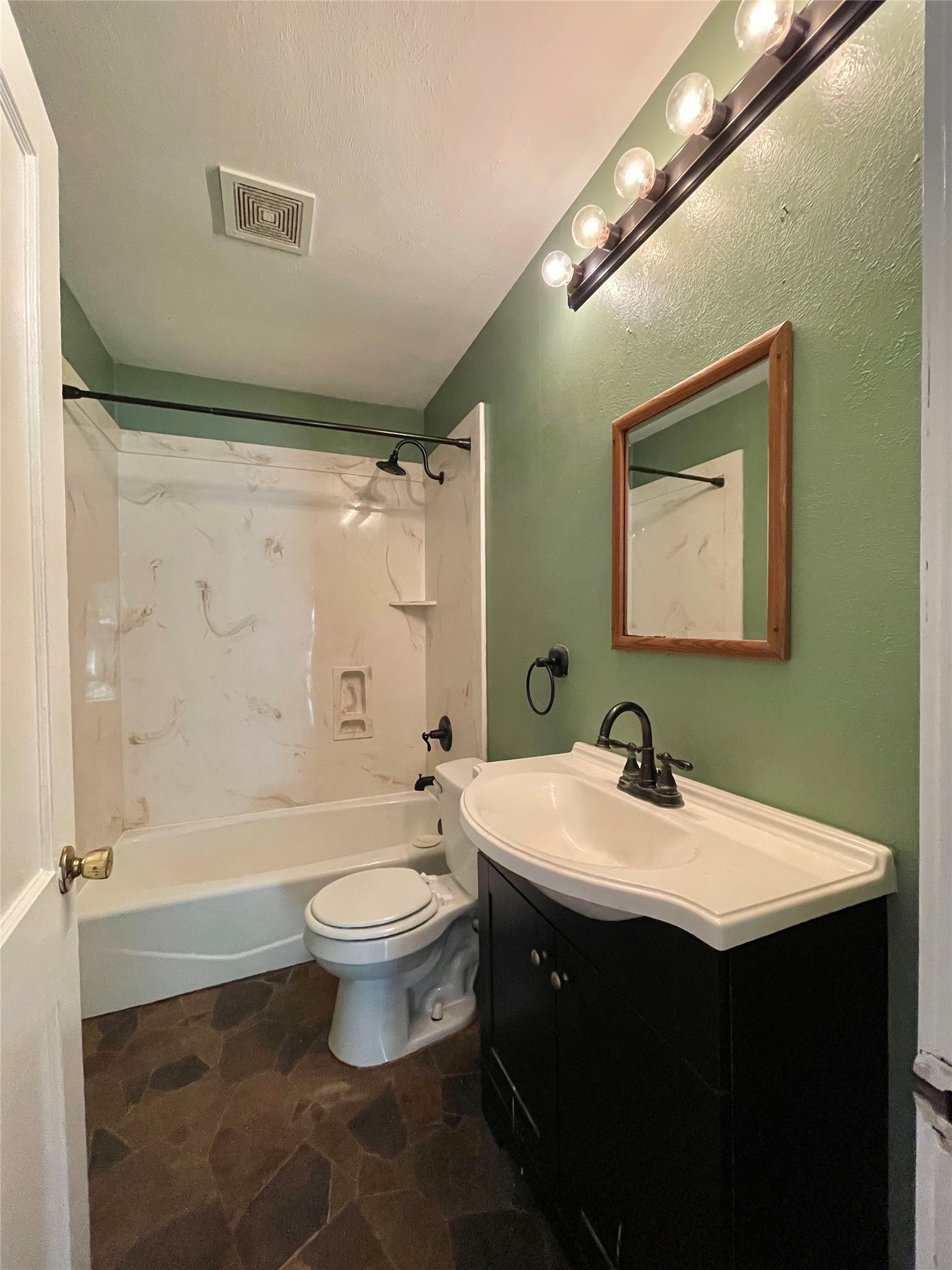 718 E Wilkins Street Property Photo 3