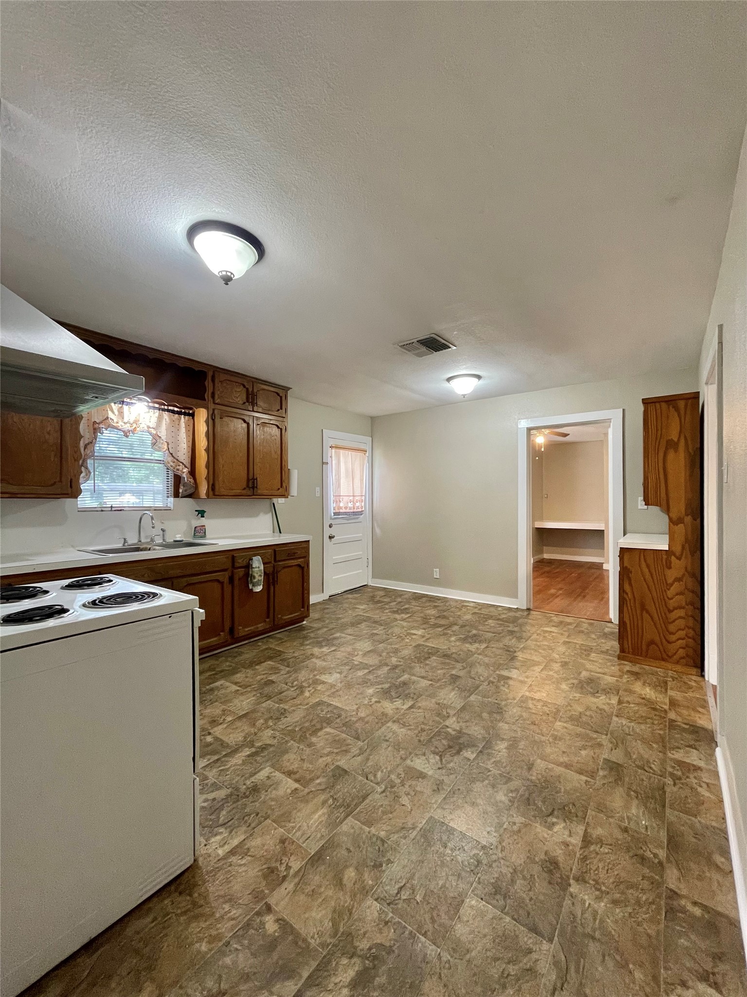 718 E Wilkins Street Property Photo 4