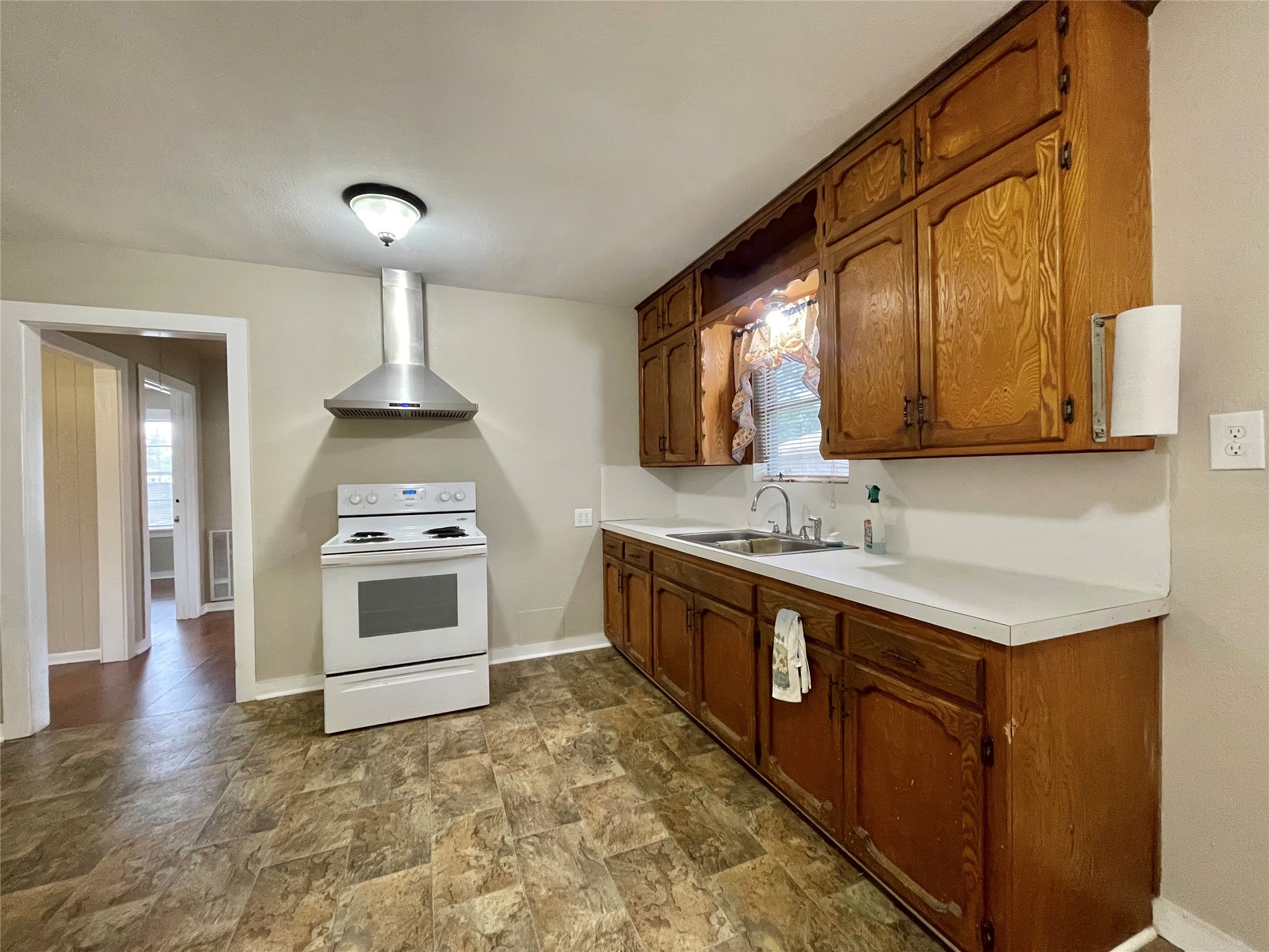 718 E Wilkins Street Property Photo 5