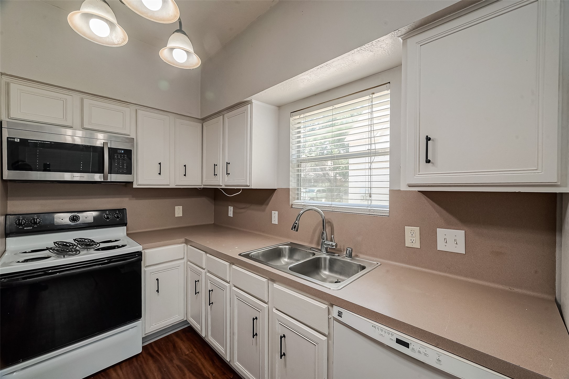 2810 Austin Street Property Photo 12