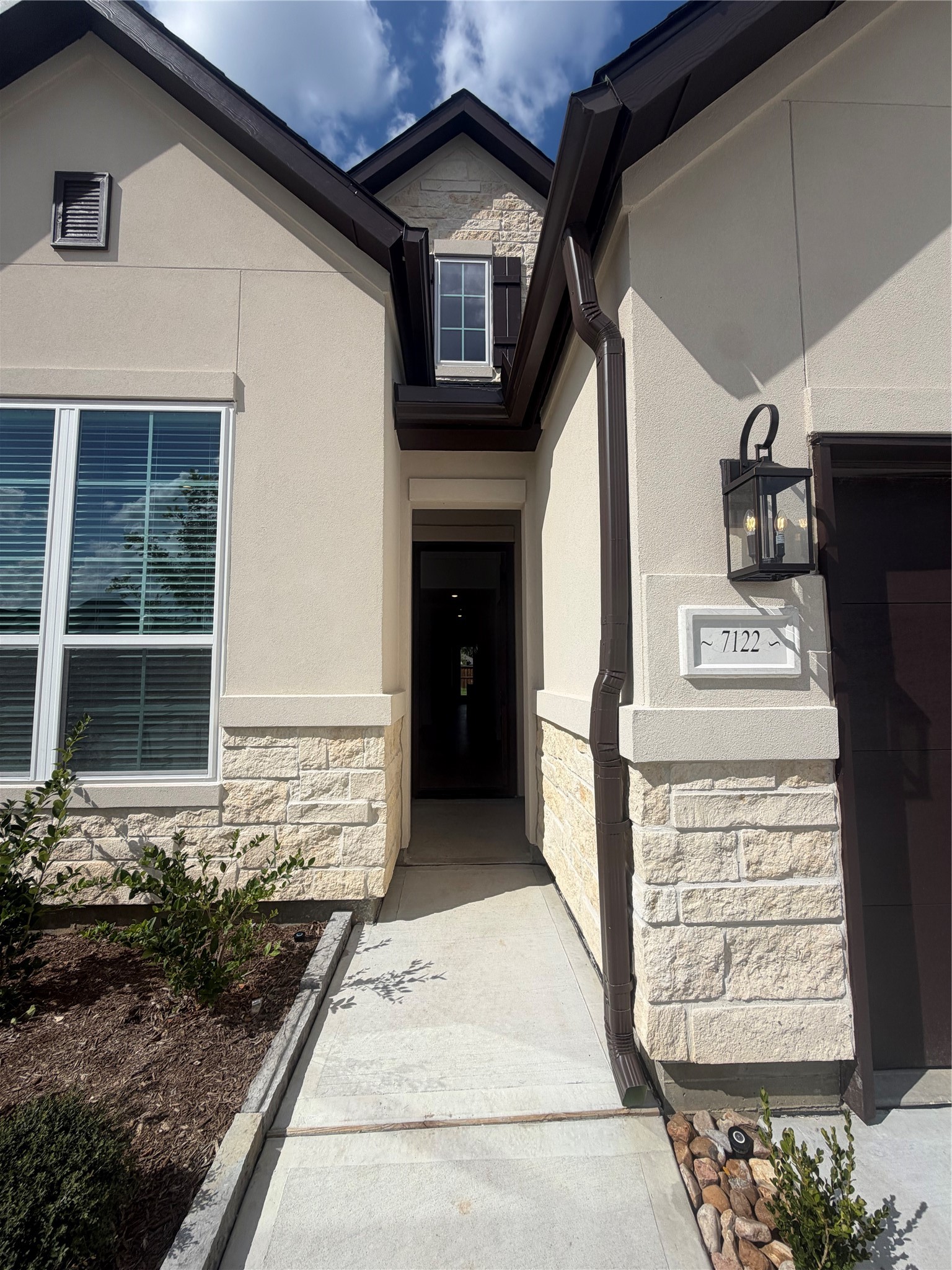 7122 Carriage Light Drive Property Photo 3