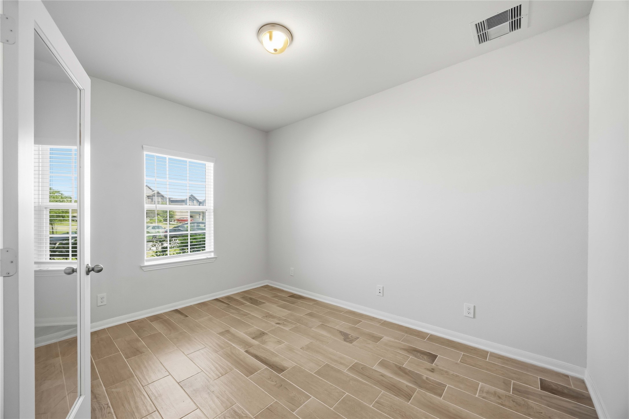 2402 Mount Dana Drive Property Photo 4