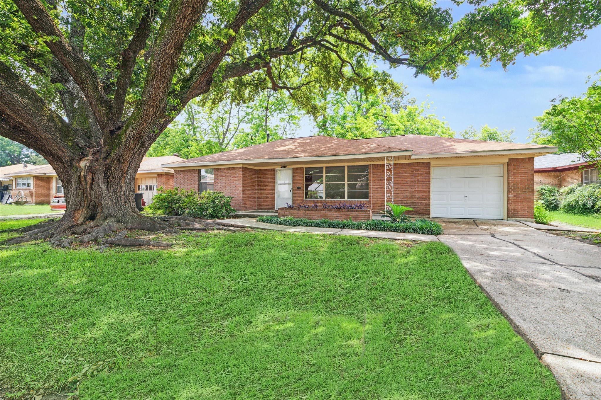 225 W Spreading Oak Drive Property Photo