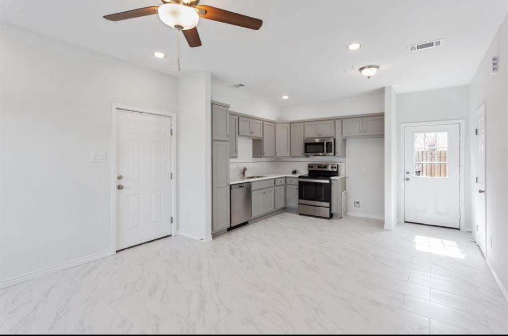 11623 Waldemar Drive Property Photo 6