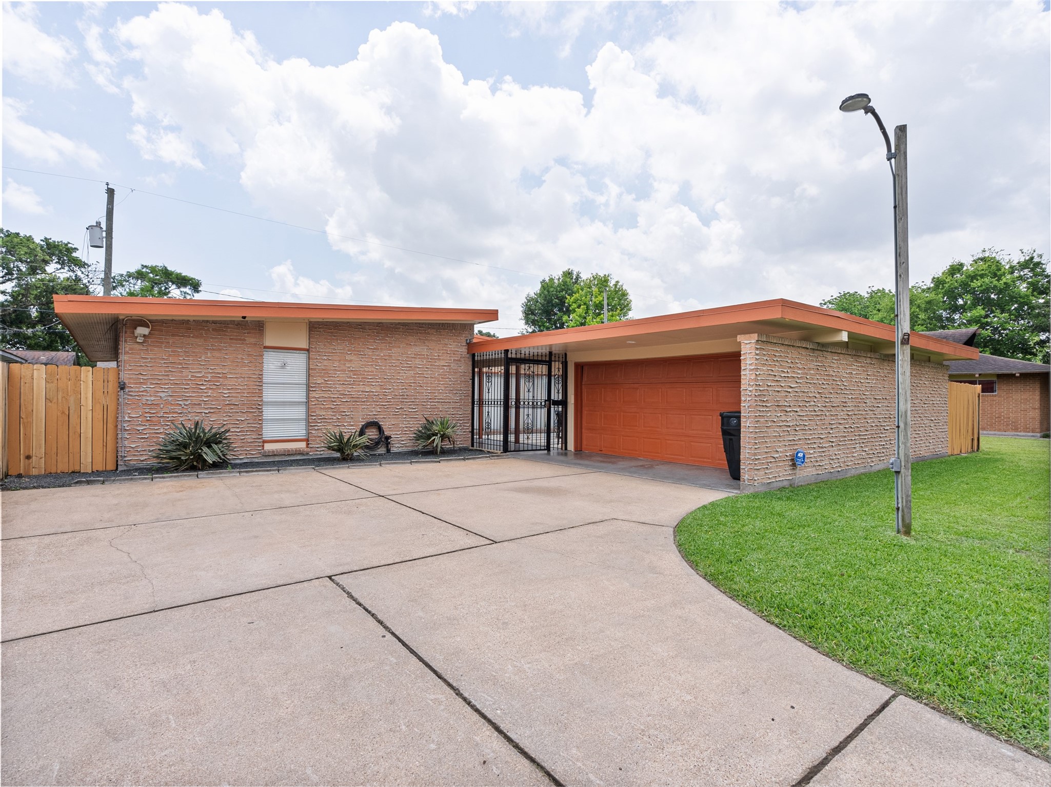 1015 Twin Falls Road Property Photo 1