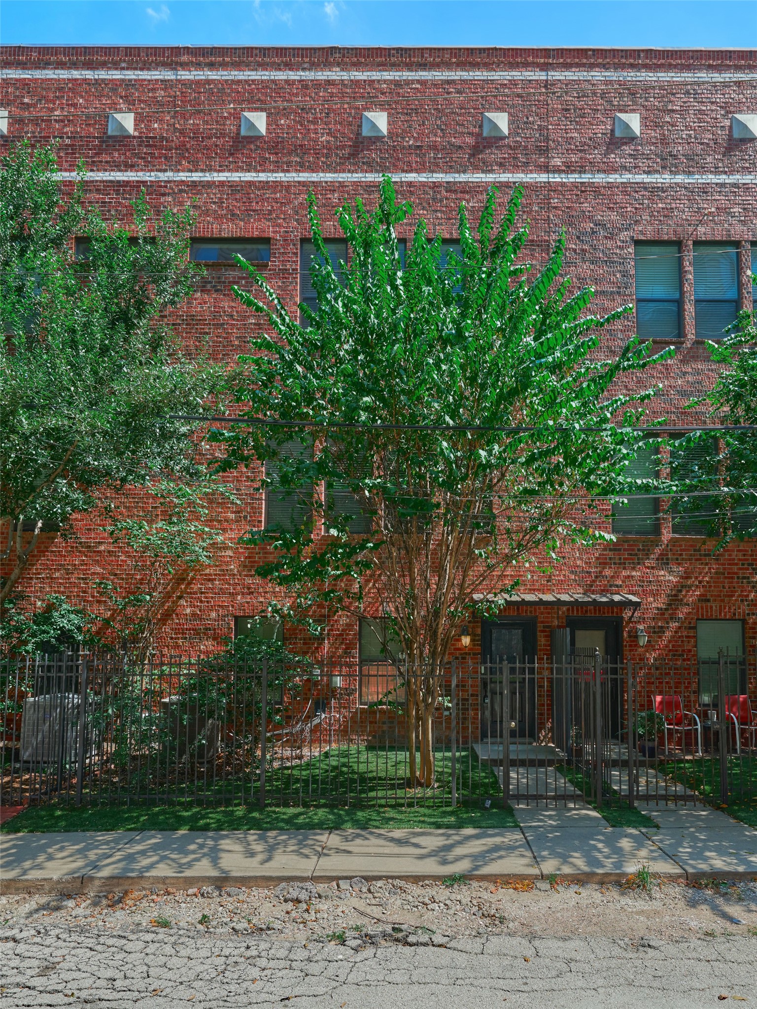 2422 Navigation Boulevard E Property Photo 3