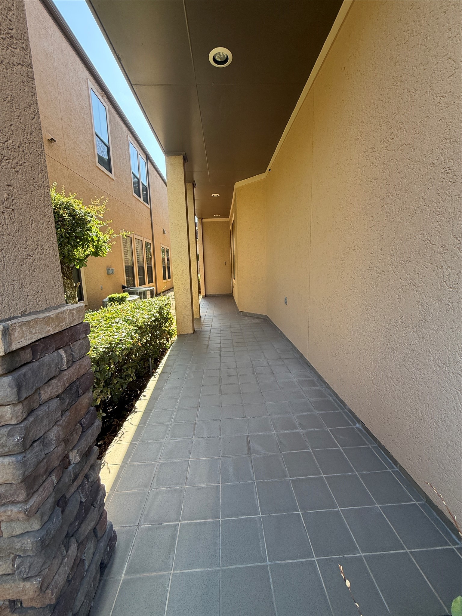 2946 Royal Oaks Crest Property Photo 5