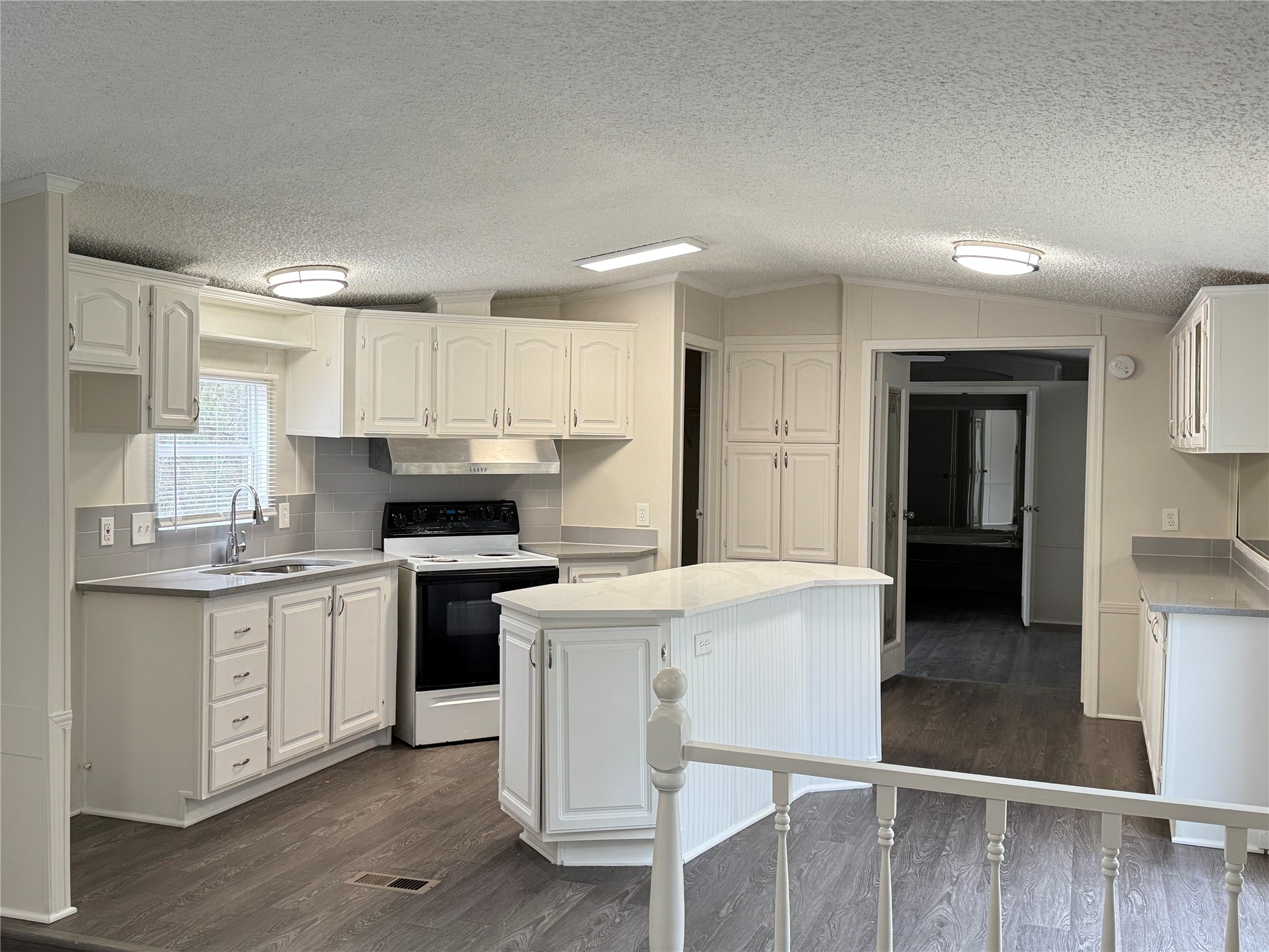 15840 Lowell Property Photo 9