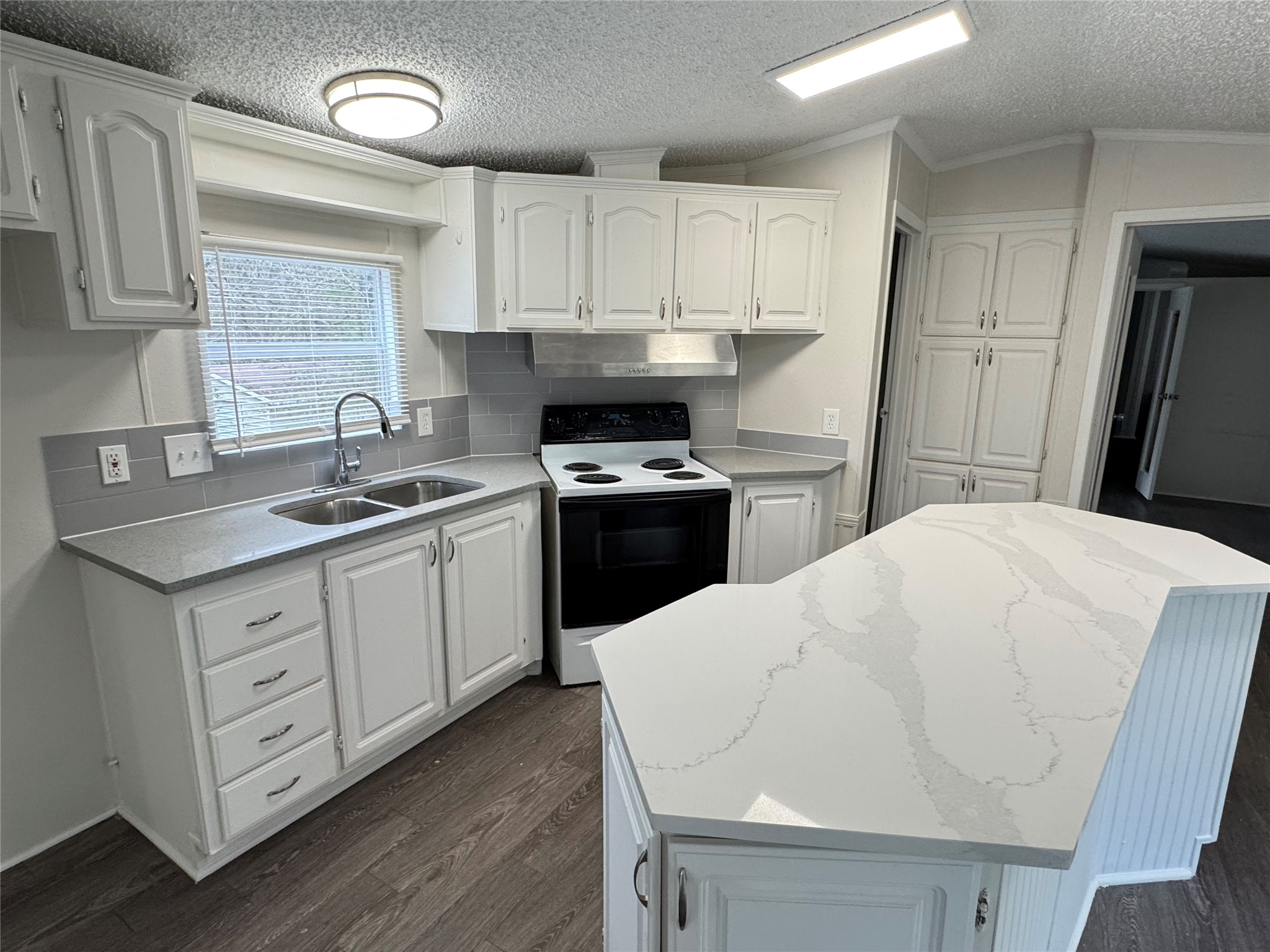 15840 Lowell Property Photo 10
