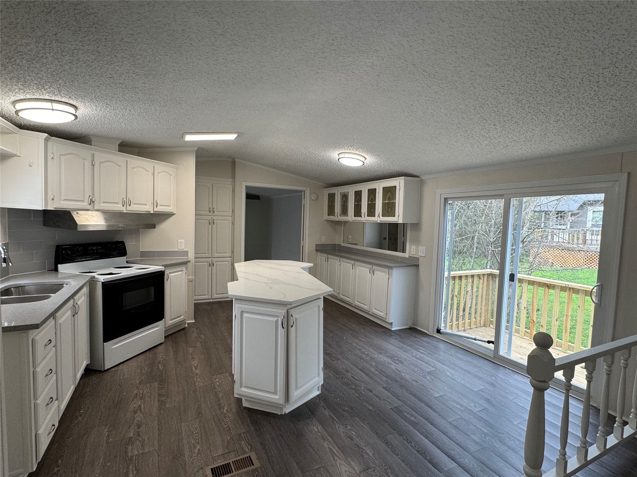 15840 Lowell Property Photo 11