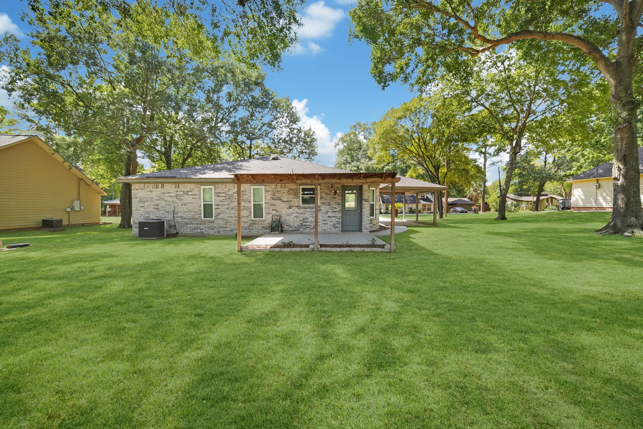 11950 N Ridgeway Drive Property Photo 3