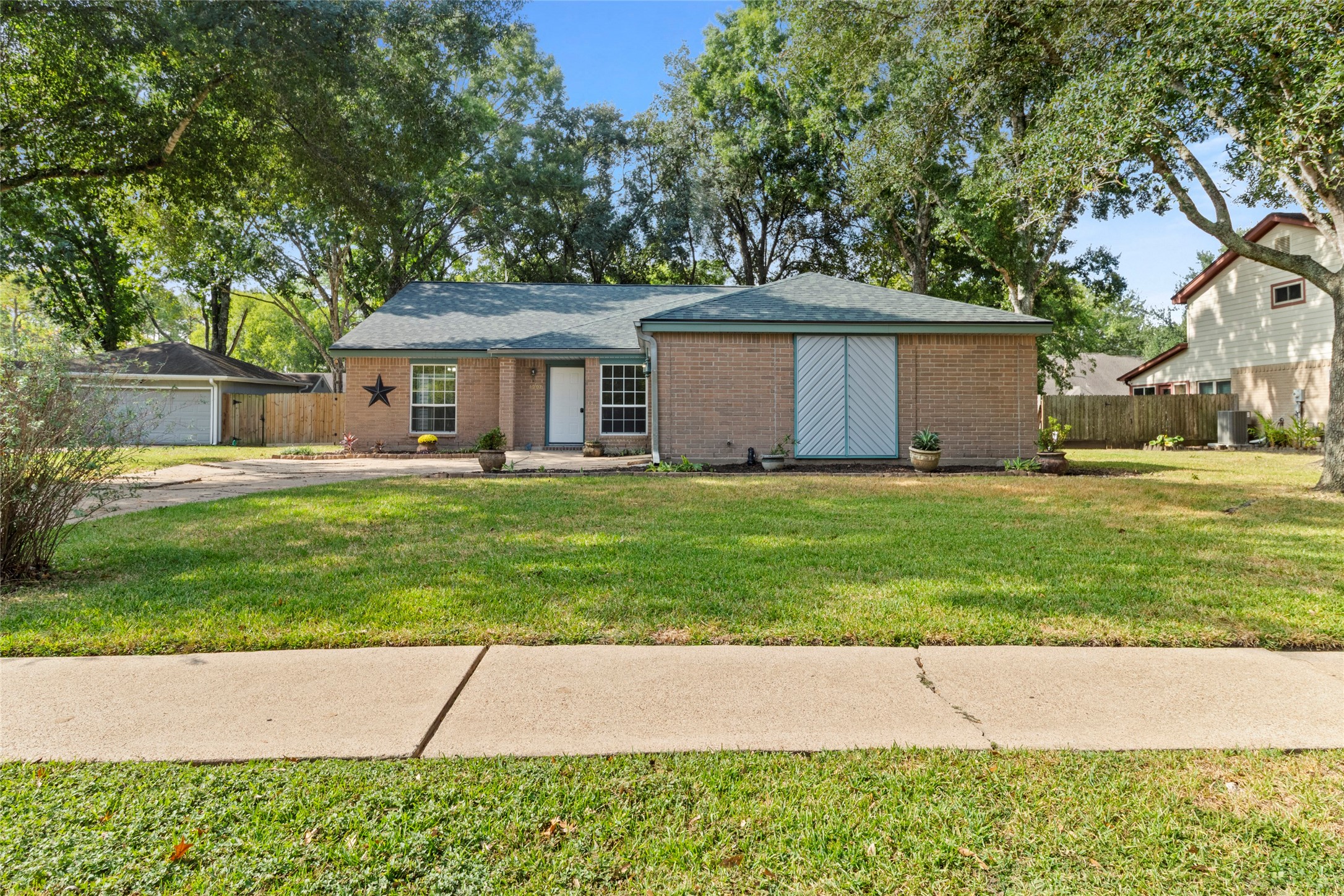 1207 Yorkshire Drive Property Photo 1