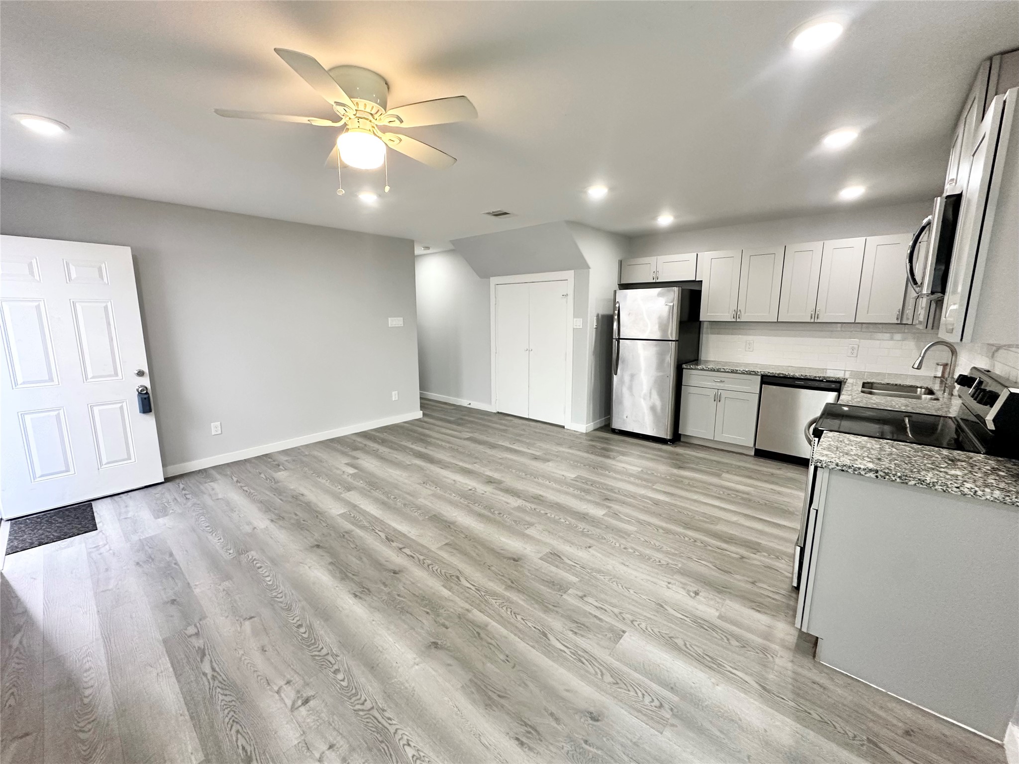8215 Crestview Drive B Property Photo 4