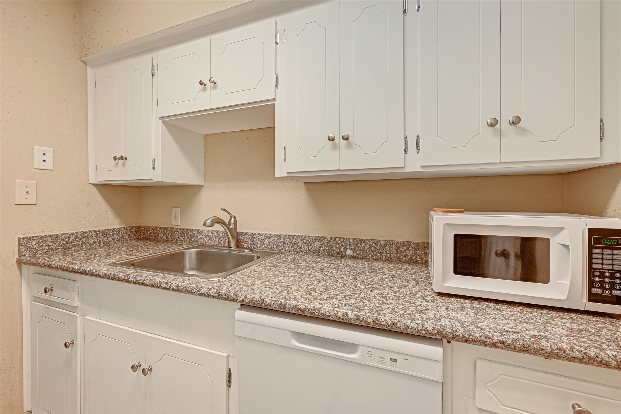 2121 Fountain View Drive 16 Property Photo 18