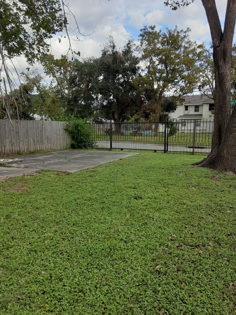 5213 Lyons Avenue Property Photo 5