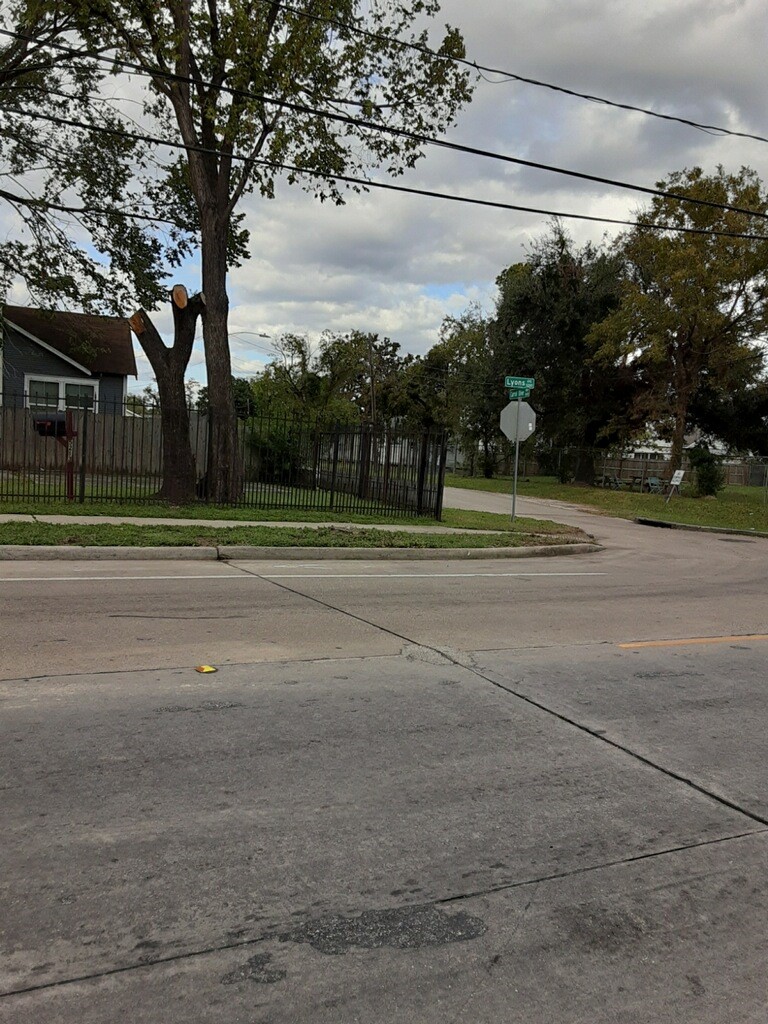5213 Lyons Avenue Property Photo 7