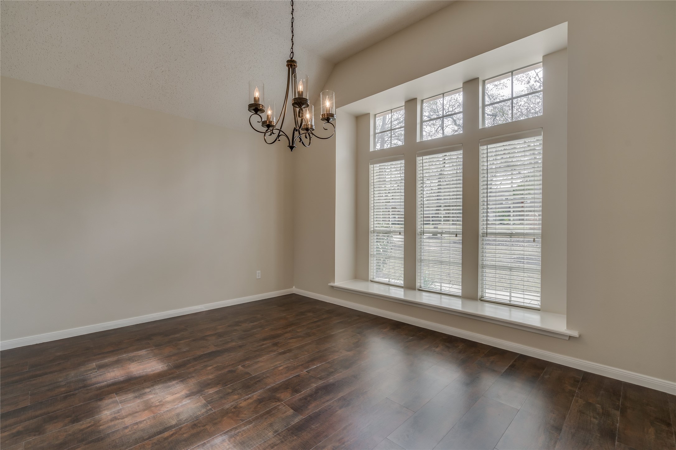 2460 Pebblebrook Circle Property Photo 5
