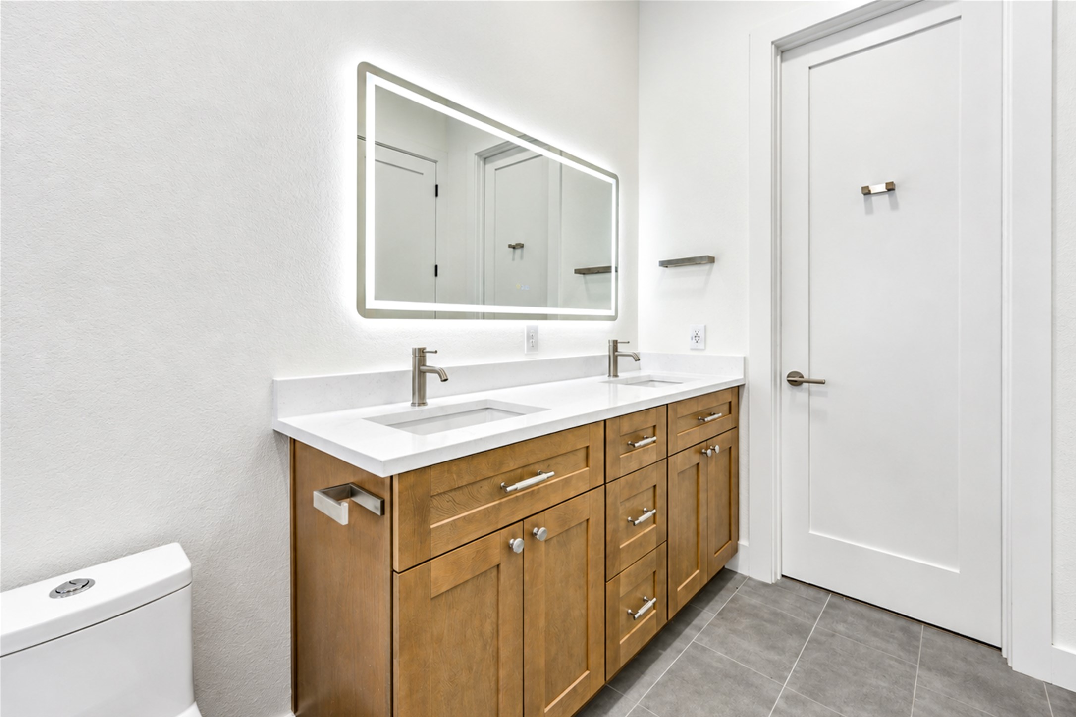 422 E 41st Street A Property Photo 18