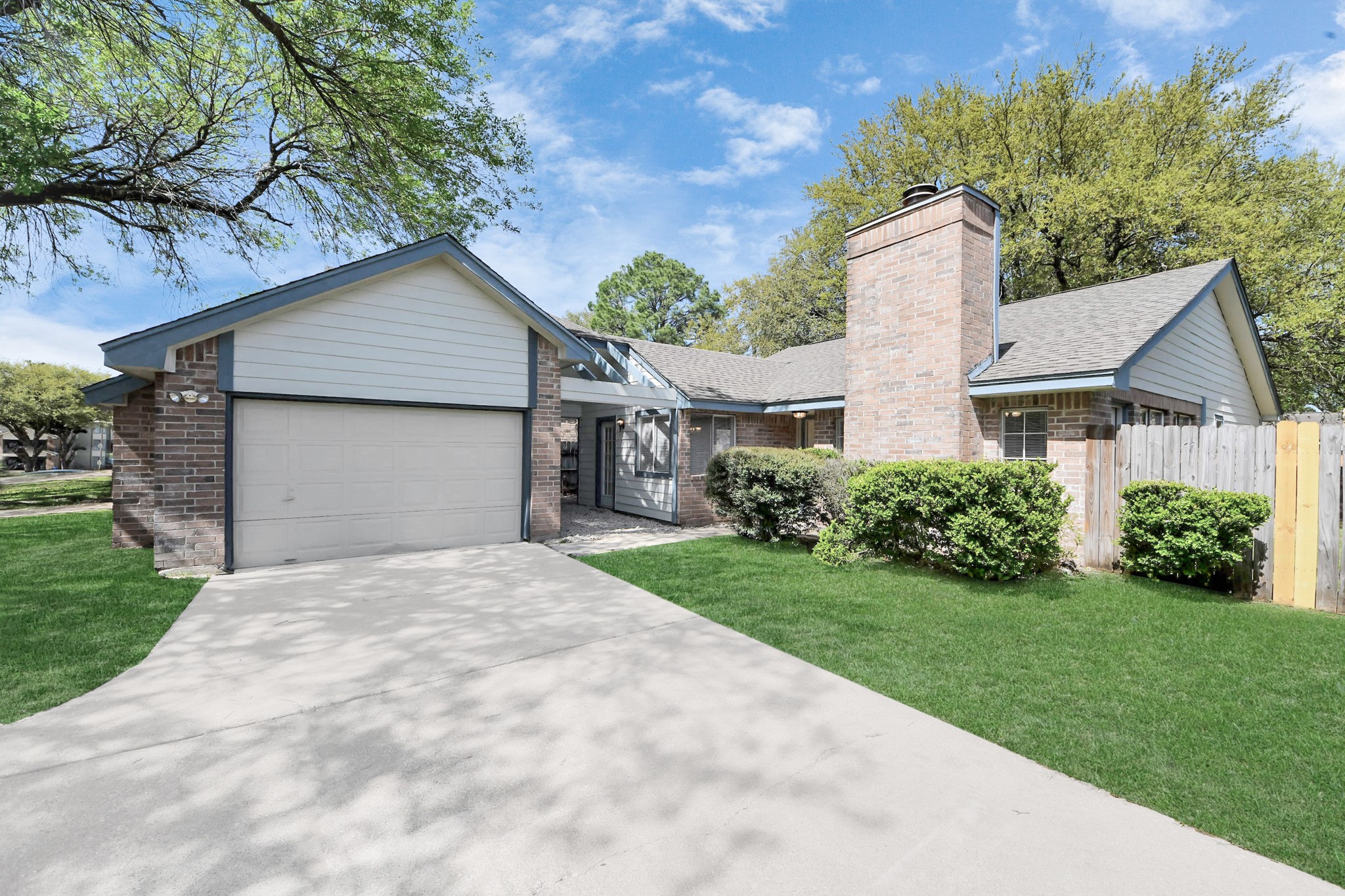 8510 Pine Falls Drive Property Photo 2