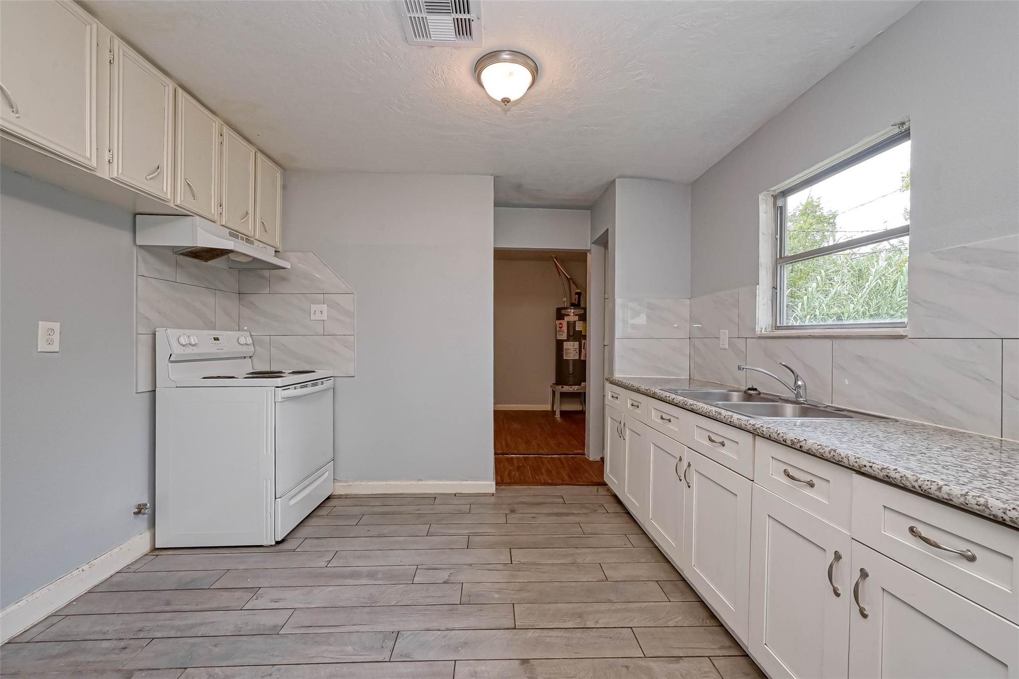 5431 Willow Glen Drive, Houston Tx 77033 Property Photo 6
