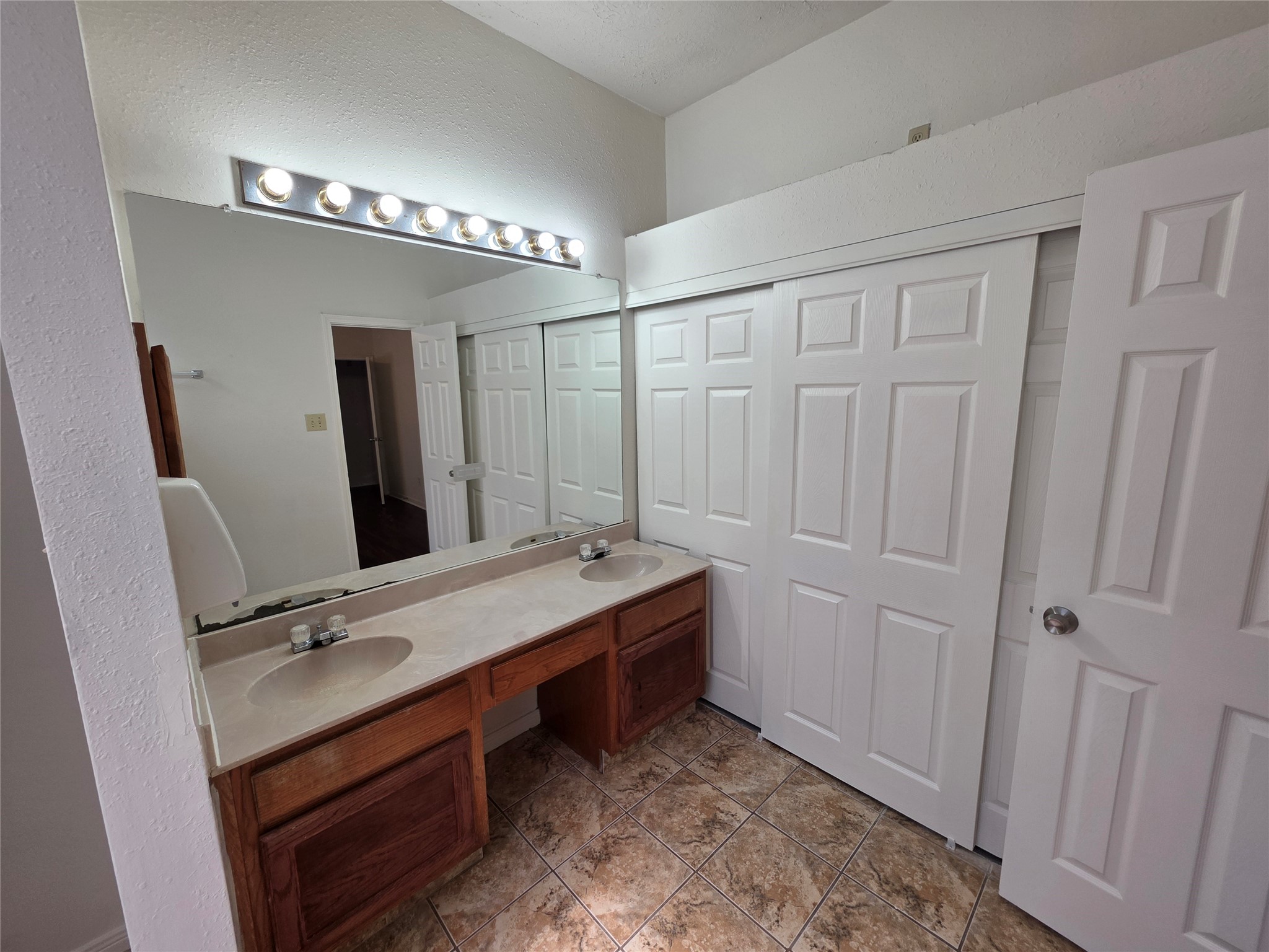 11726 Plumbrook Drive Property Photo 12