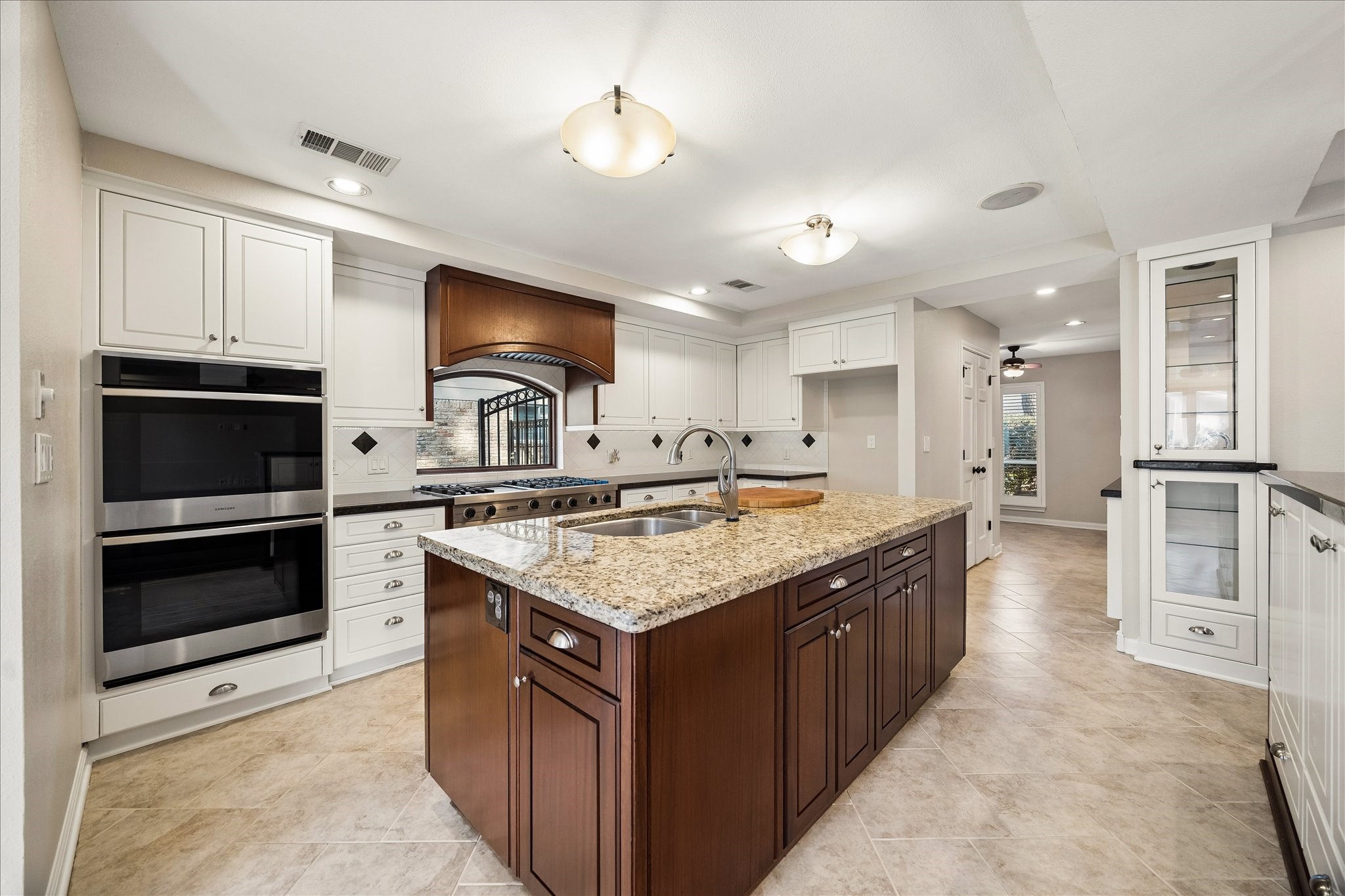 13811 Woodthorpe Lane Property Photo 3