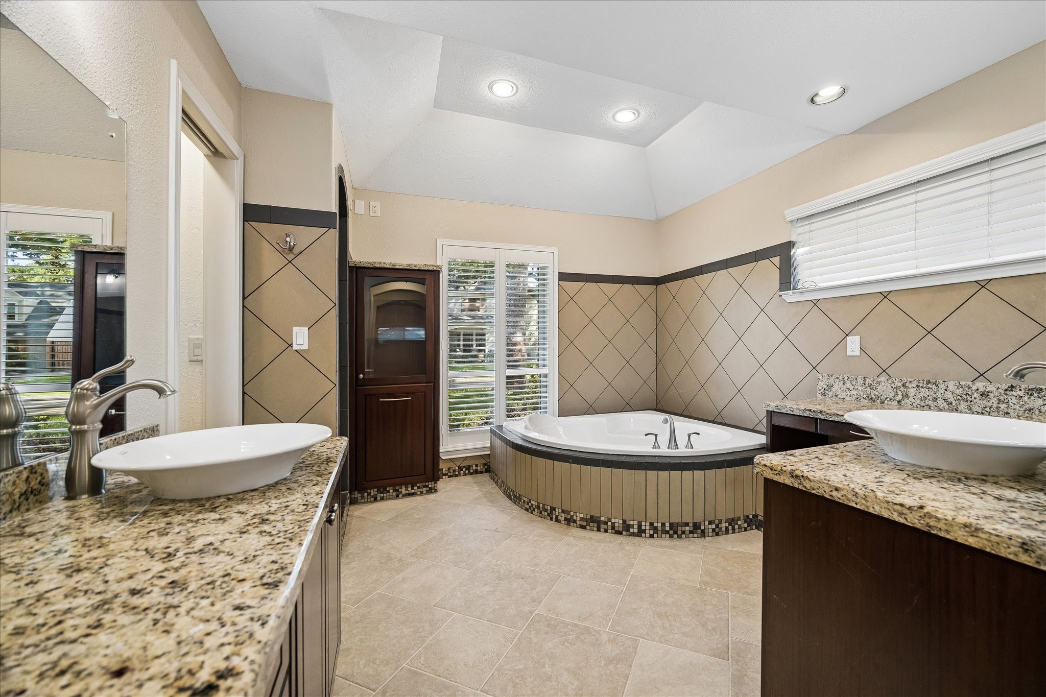 13811 Woodthorpe Lane Property Photo 4
