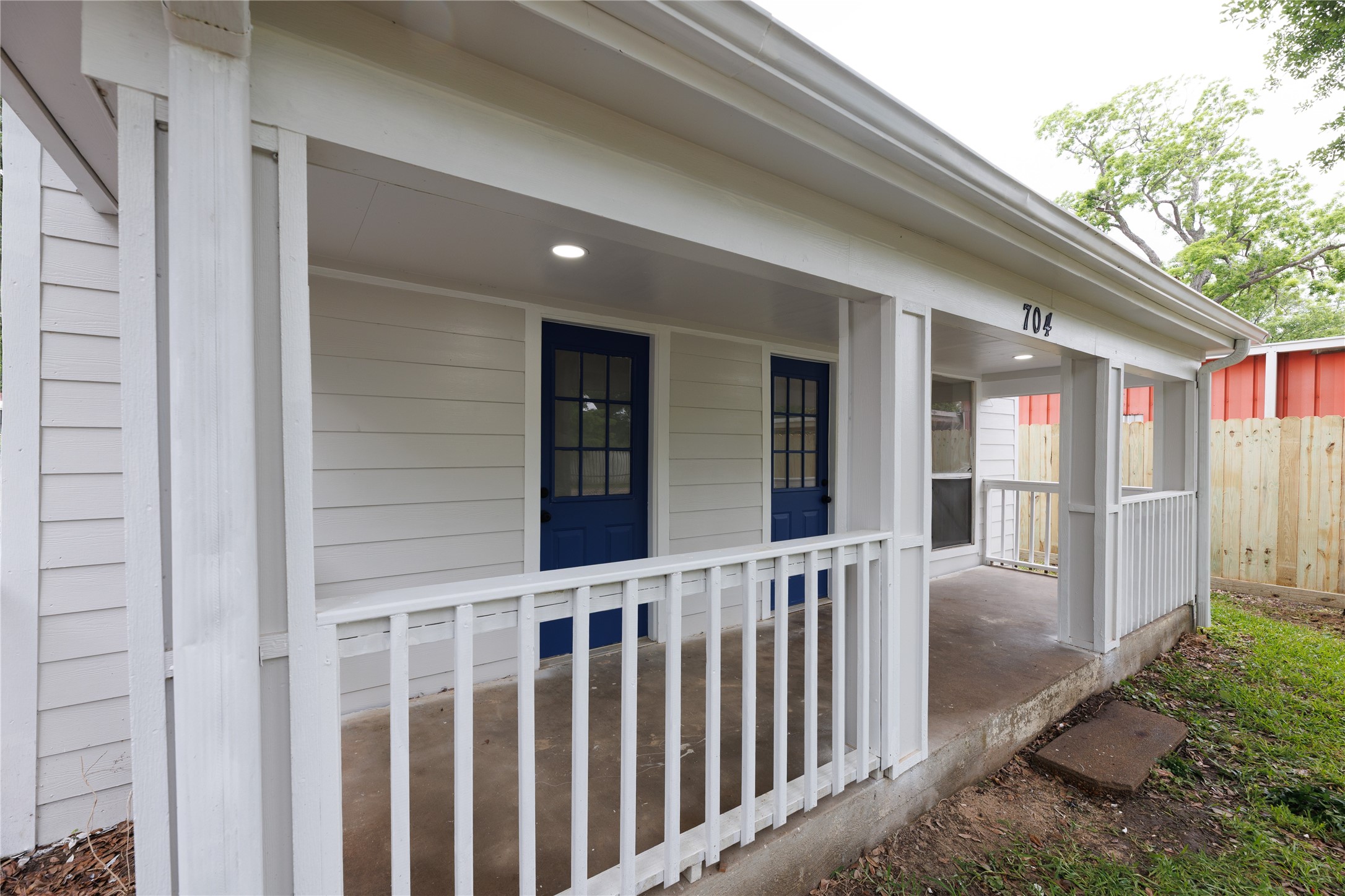 704 W Willis Street Property Photo 1