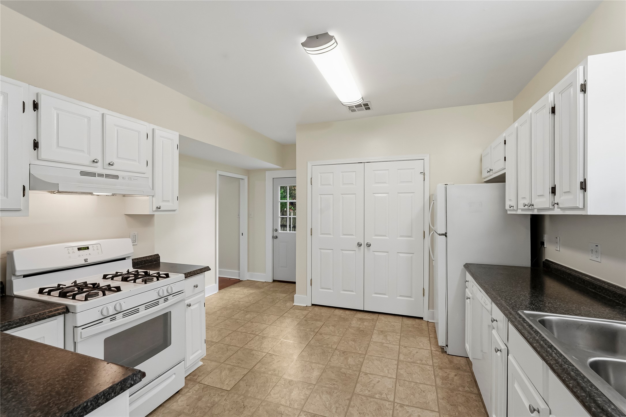 4616 Clay Street Property Photo 10