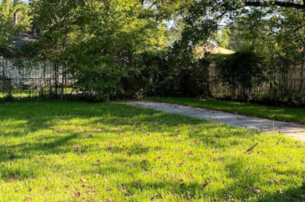 9325 Kentshire Drive B Property Photo 3