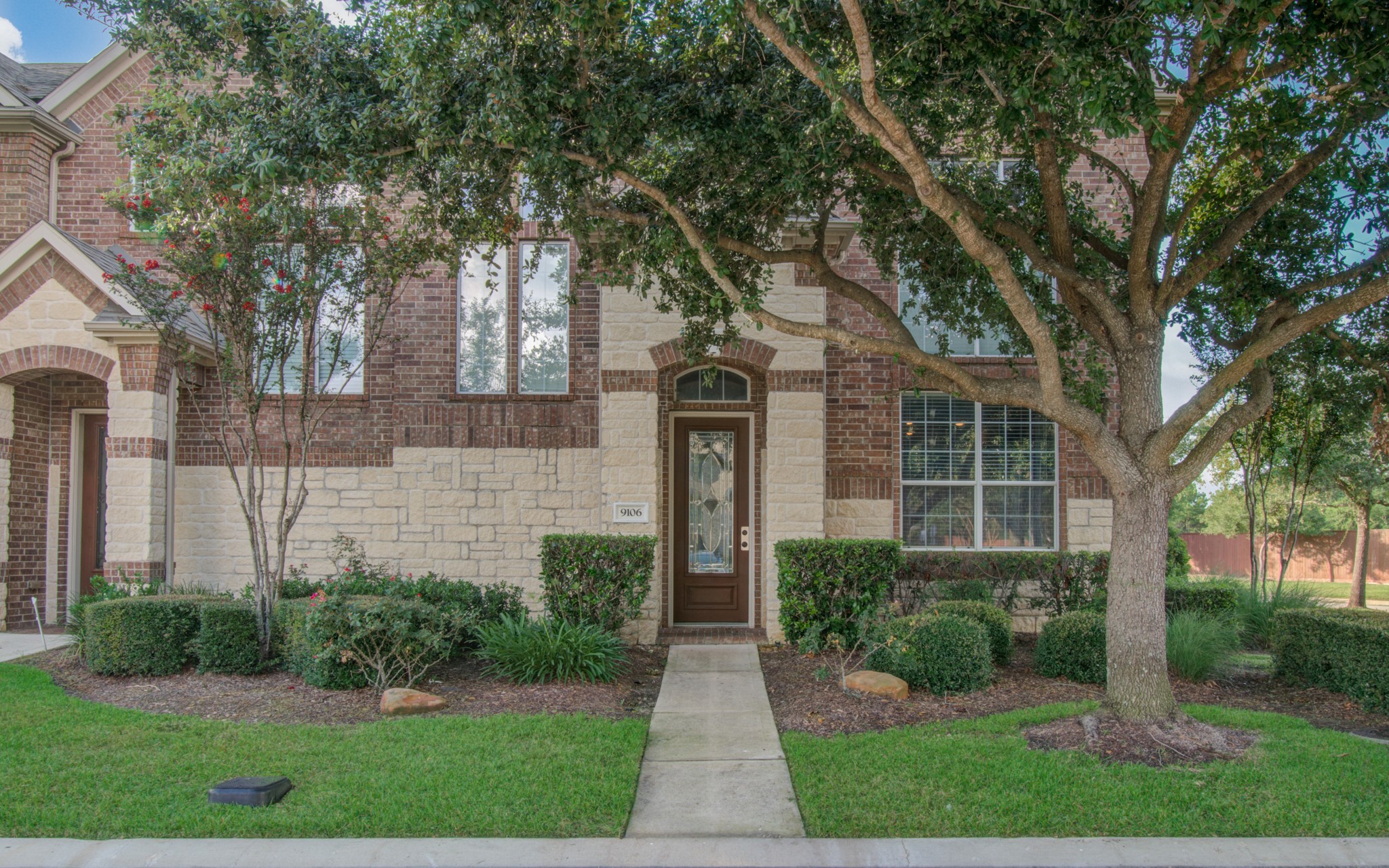 9106 Sunlight Oak Lane Property Photo 1