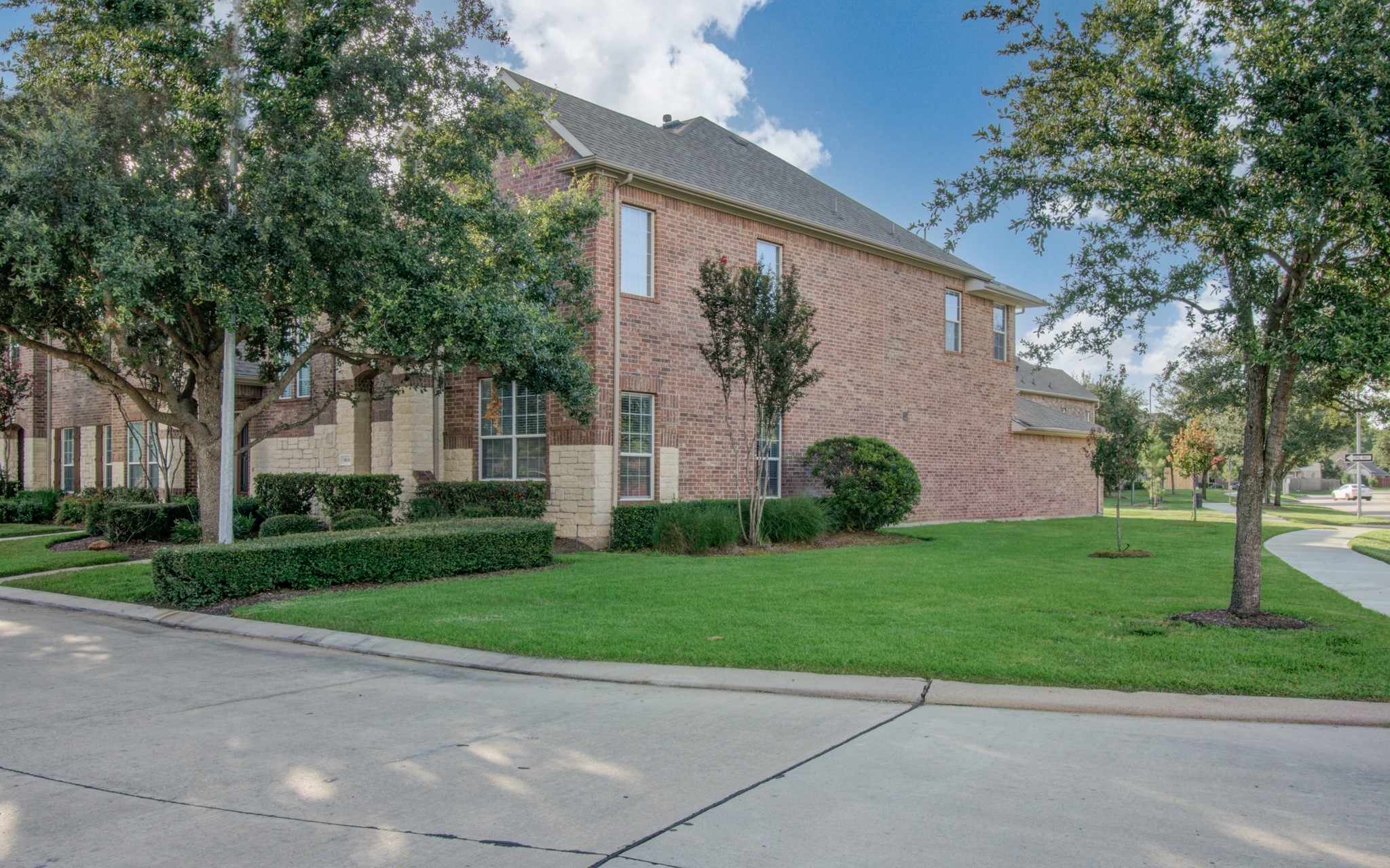 9106 Sunlight Oak Lane Property Photo 3