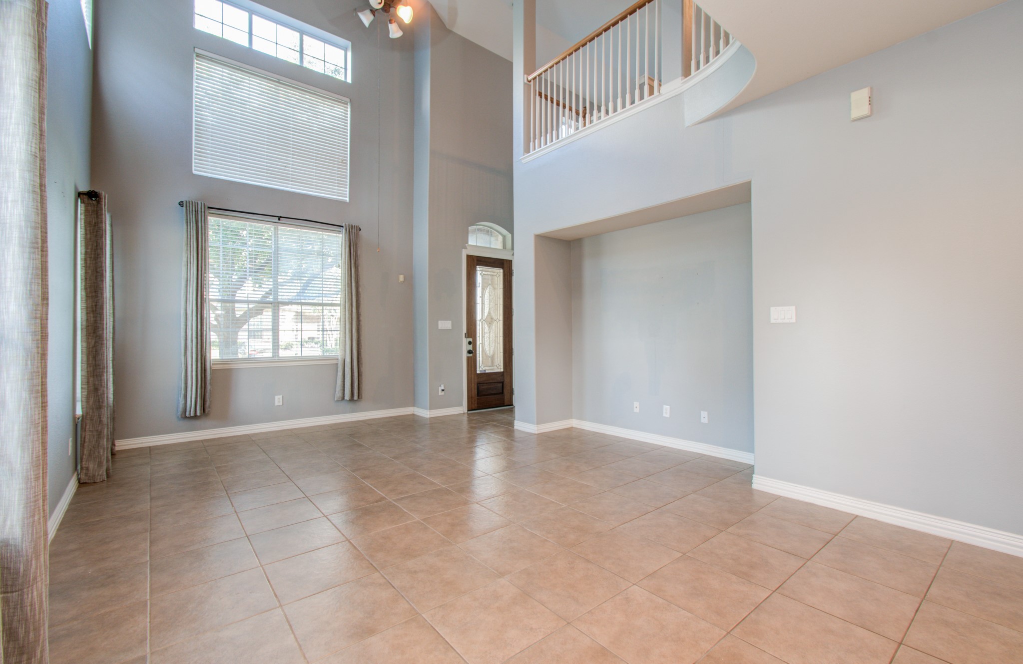 9106 Sunlight Oak Lane Property Photo 4