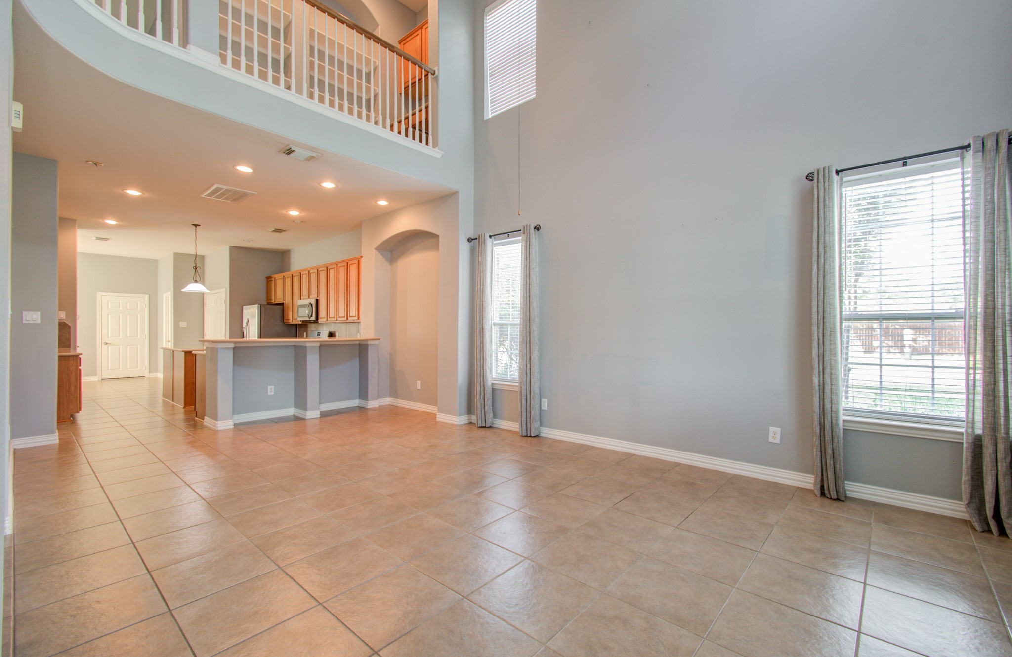 9106 Sunlight Oak Lane Property Photo 6