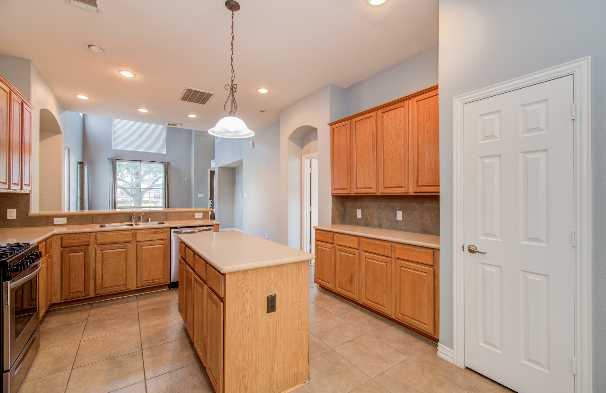 9106 Sunlight Oak Lane Property Photo 12