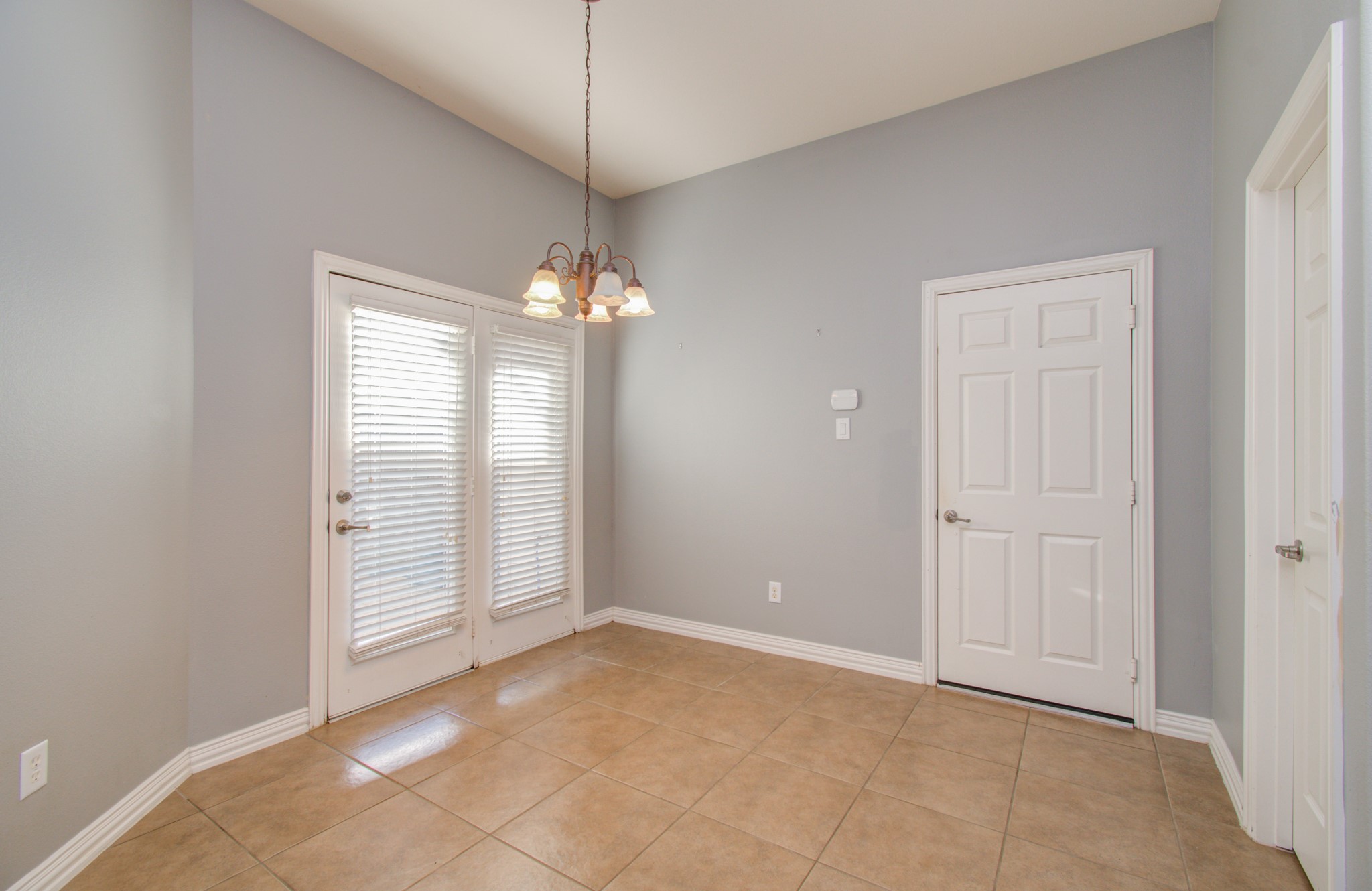 9106 Sunlight Oak Lane Property Photo 14