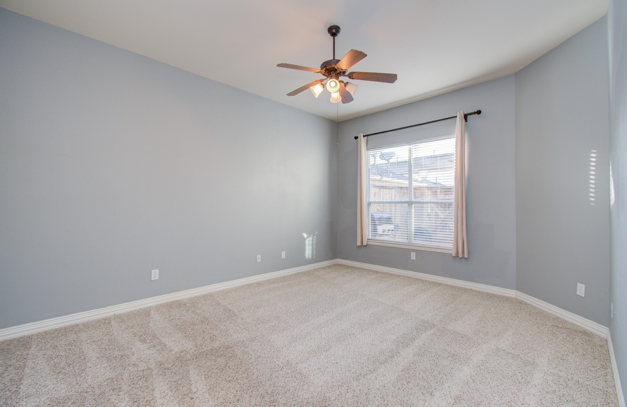 9106 Sunlight Oak Lane Property Photo 15